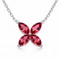 Collier trèfle à quatre feuilles avec pierre précieuse marquise