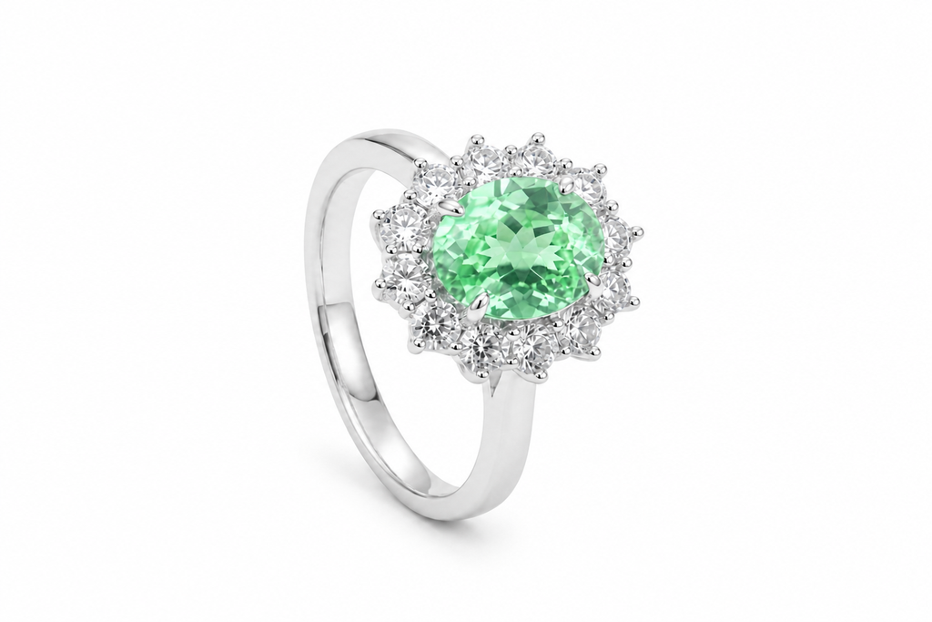 Bague avec pierre précieuse ovale et halo solaire