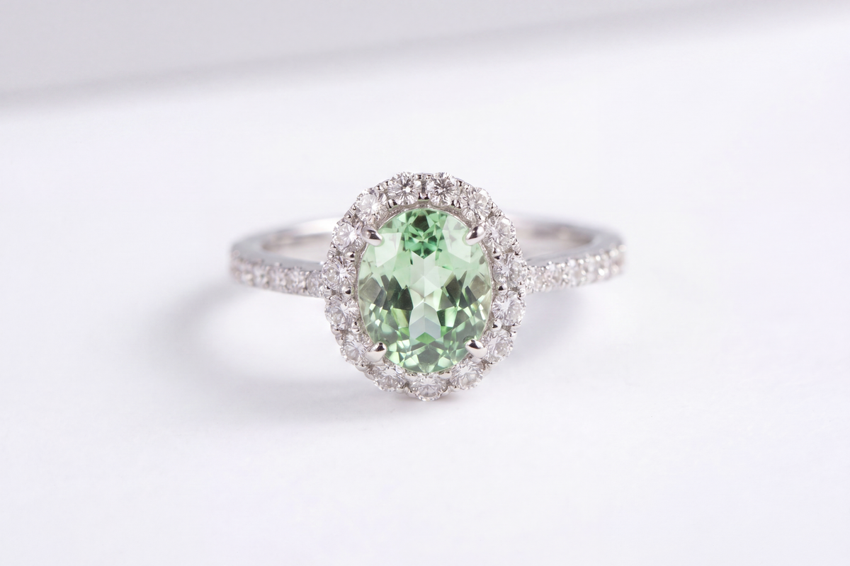 Bague halo ovale avec pierre précieuse