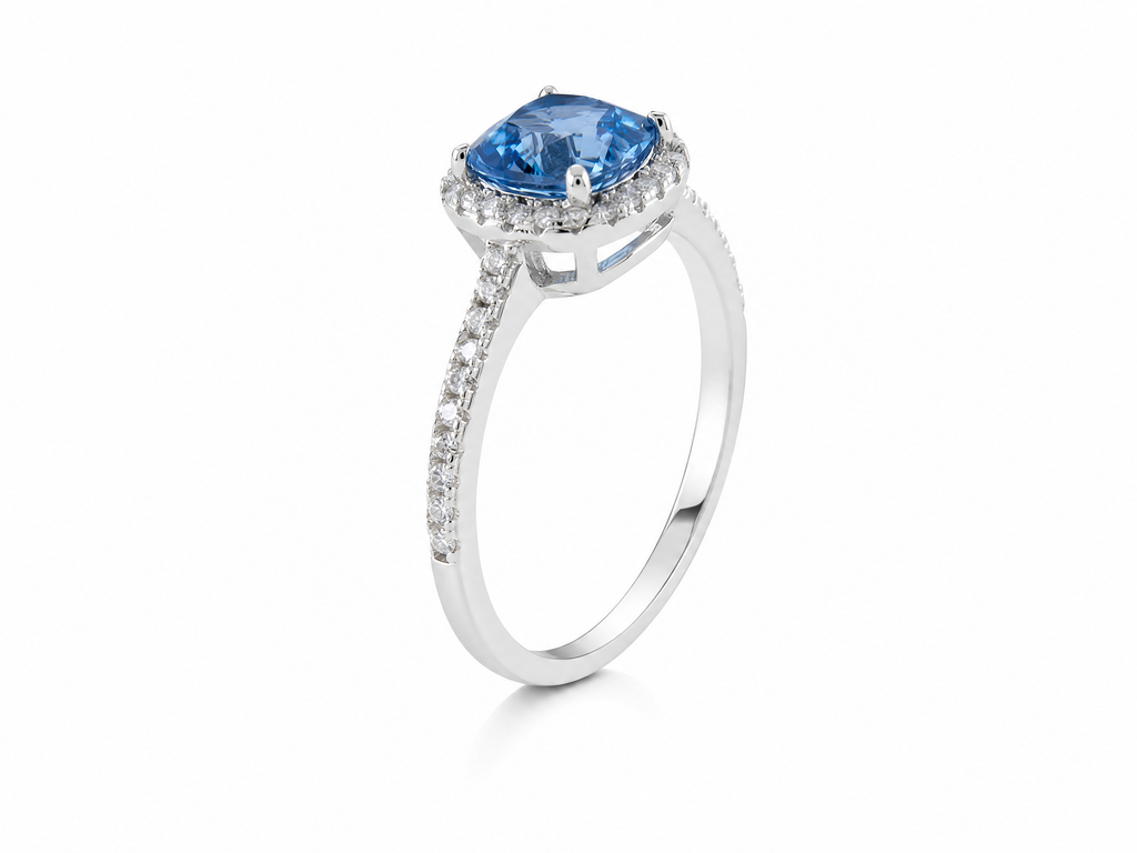 Bague de luxe ornée d'une pierre précieuse taille coussin
