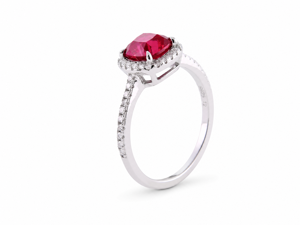Bague de luxe ornée d'une pierre précieuse taille coussin