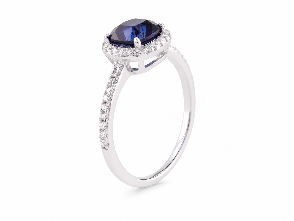 Bague de luxe ornée d'une pierre précieuse taille coussin