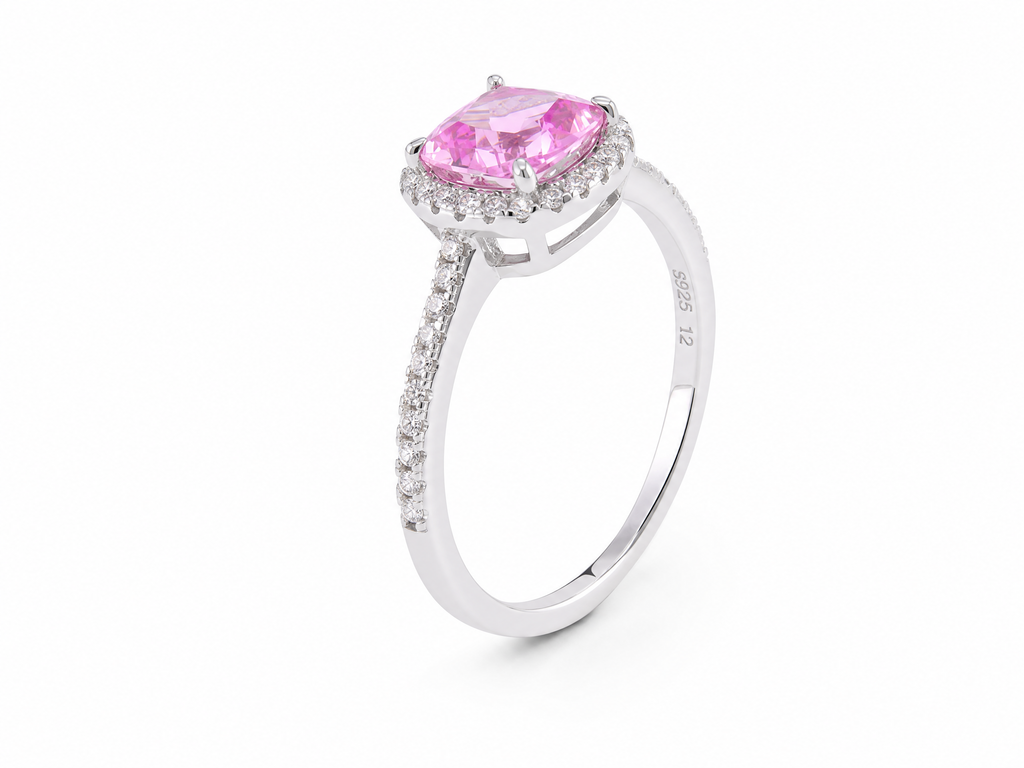 Bague de luxe ornée d'une pierre précieuse taille coussin