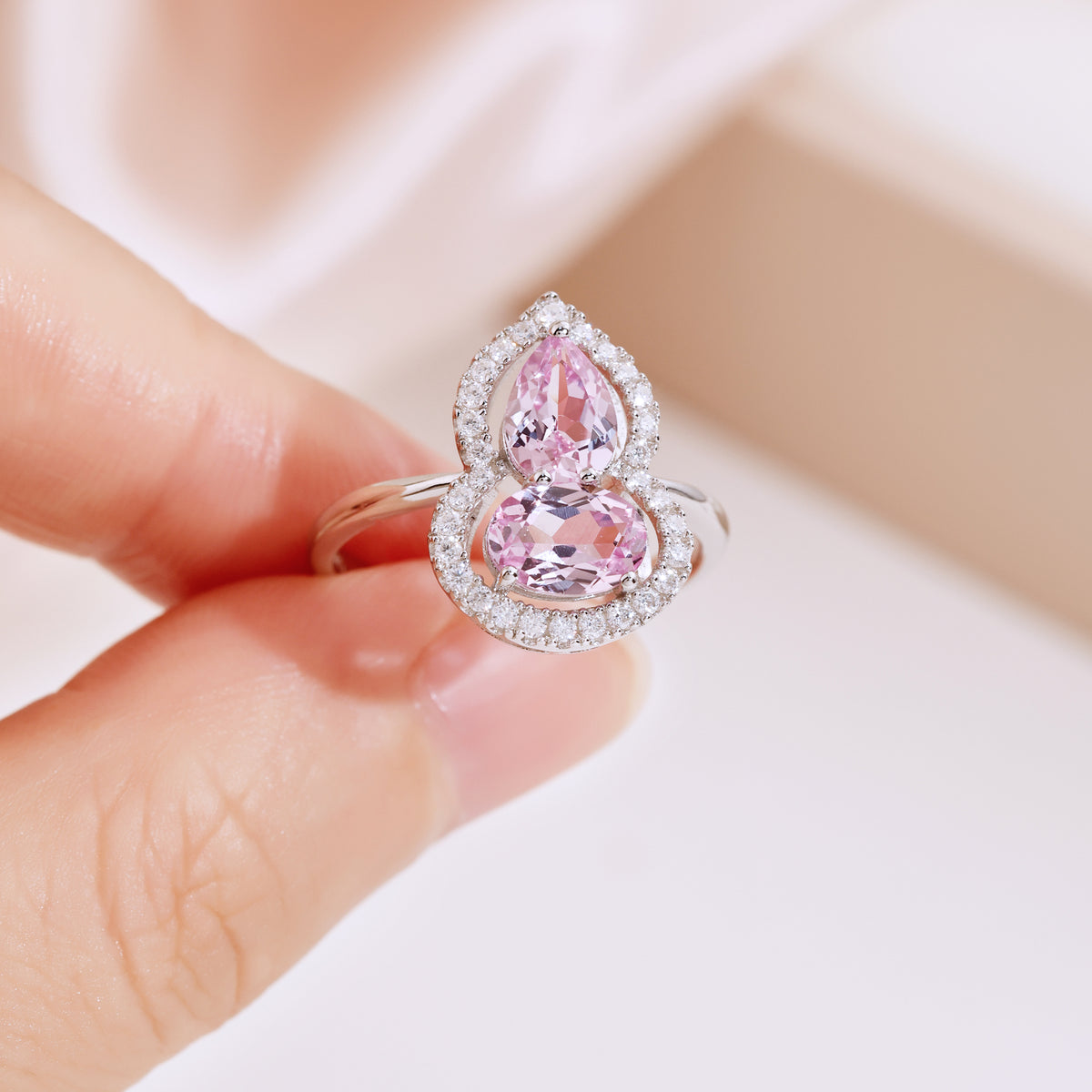 Bague sertie de pierres en forme de gourde avec halo complet
