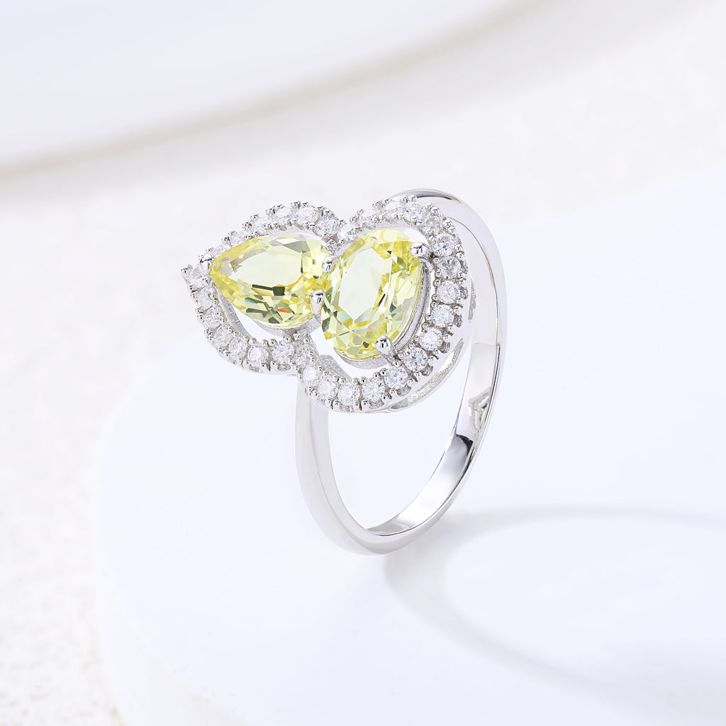 Bague sertie de pierres en forme de gourde avec halo complet