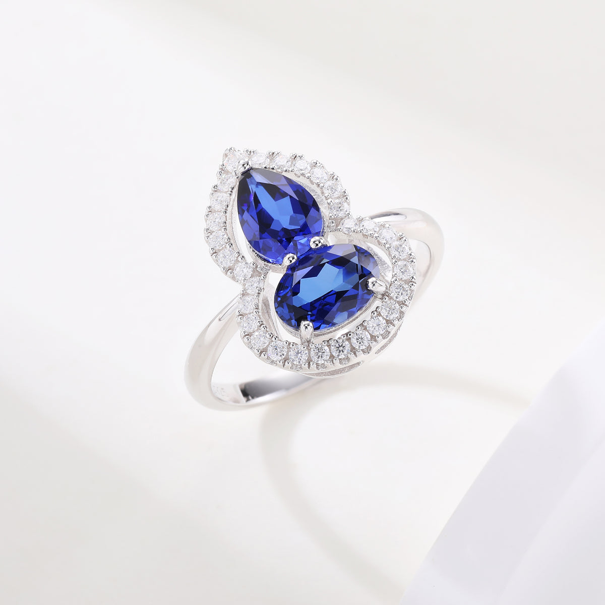 Bague sertie de pierres en forme de gourde avec halo complet