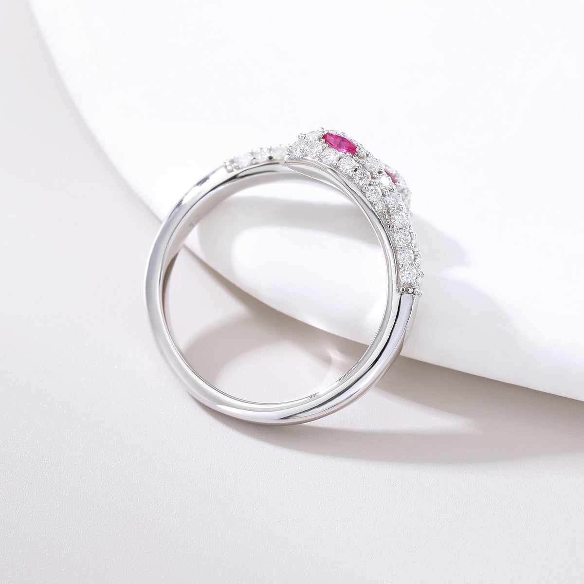Bague ouverte à tête de serpent double pavée