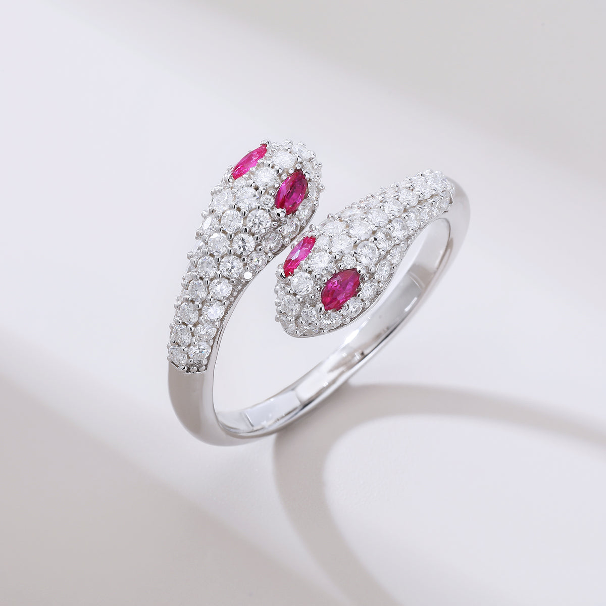Bague ouverte à tête de serpent double pavée