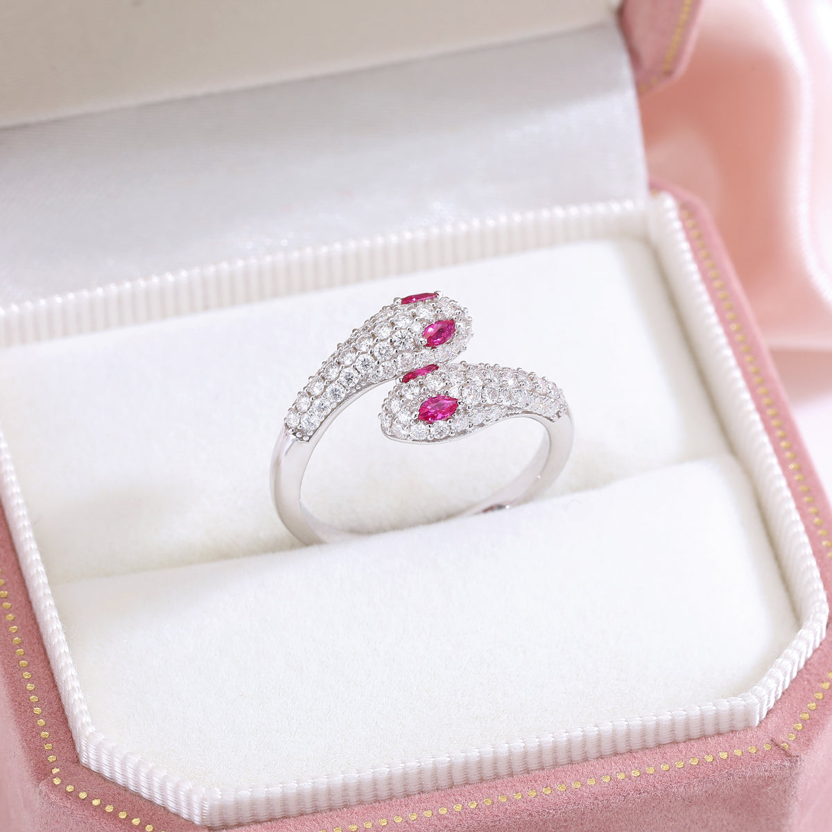 Bague ouverte à tête de serpent double pavée