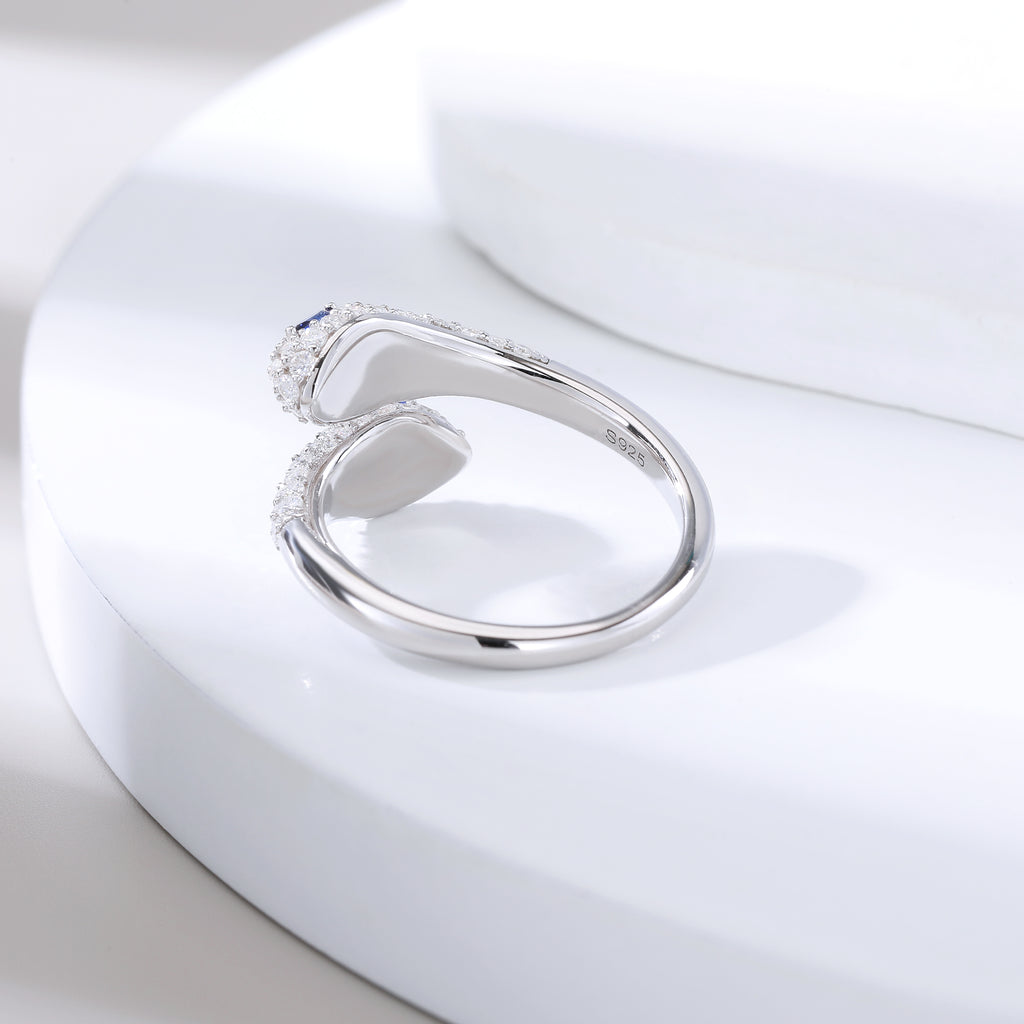 Bague ouverte à tête de serpent double pavée