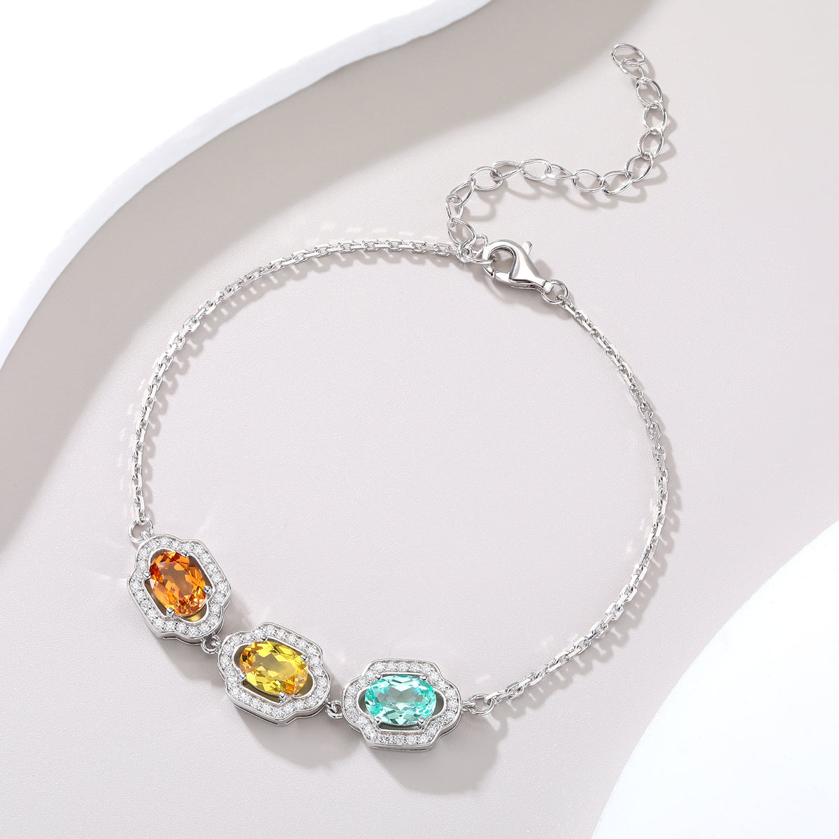 Bracelet en argent avec pierre précieuse ovale et entourage de trois pierres