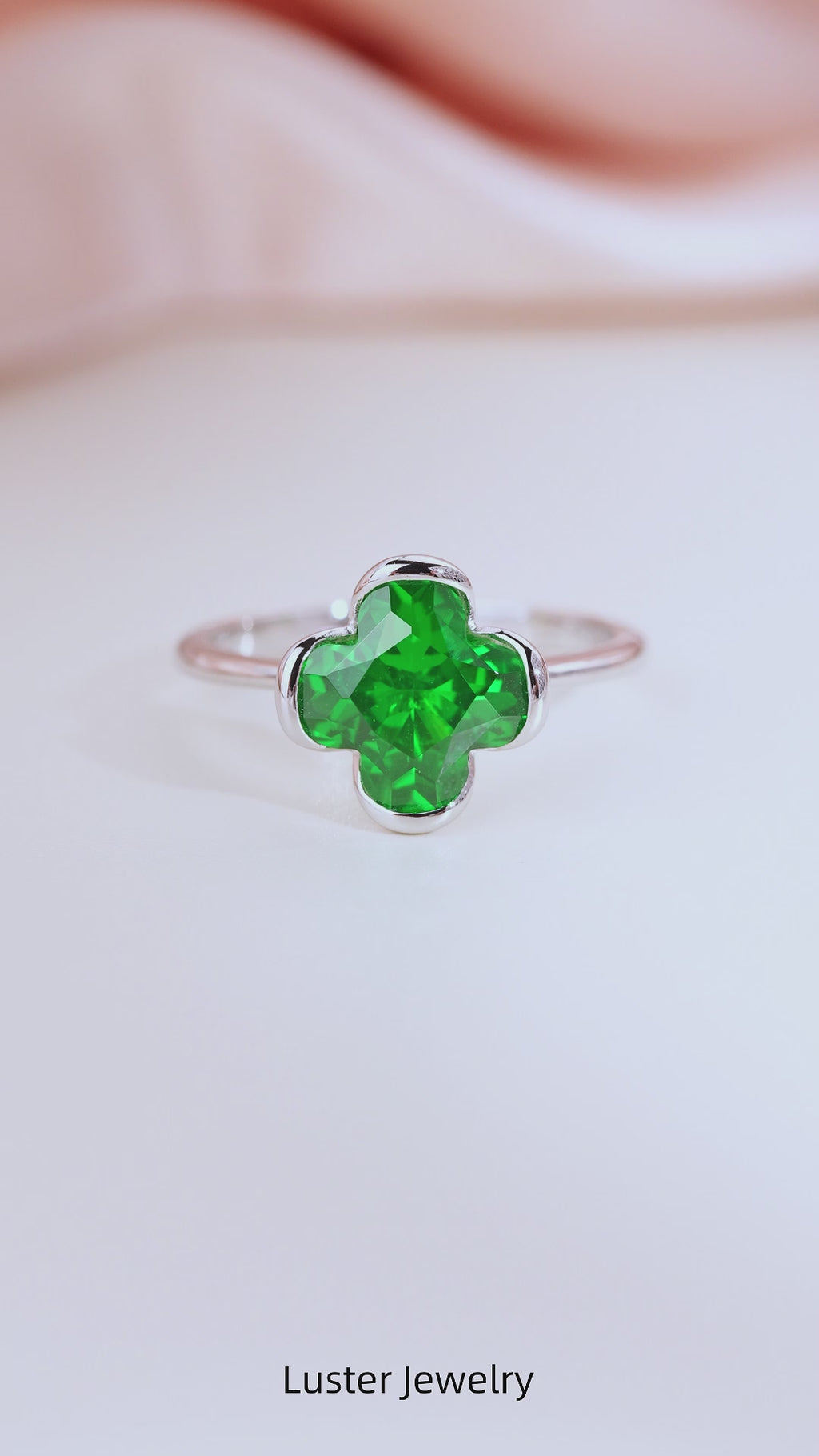 Bague en moissanite verte trèfle à quatre feuilles
