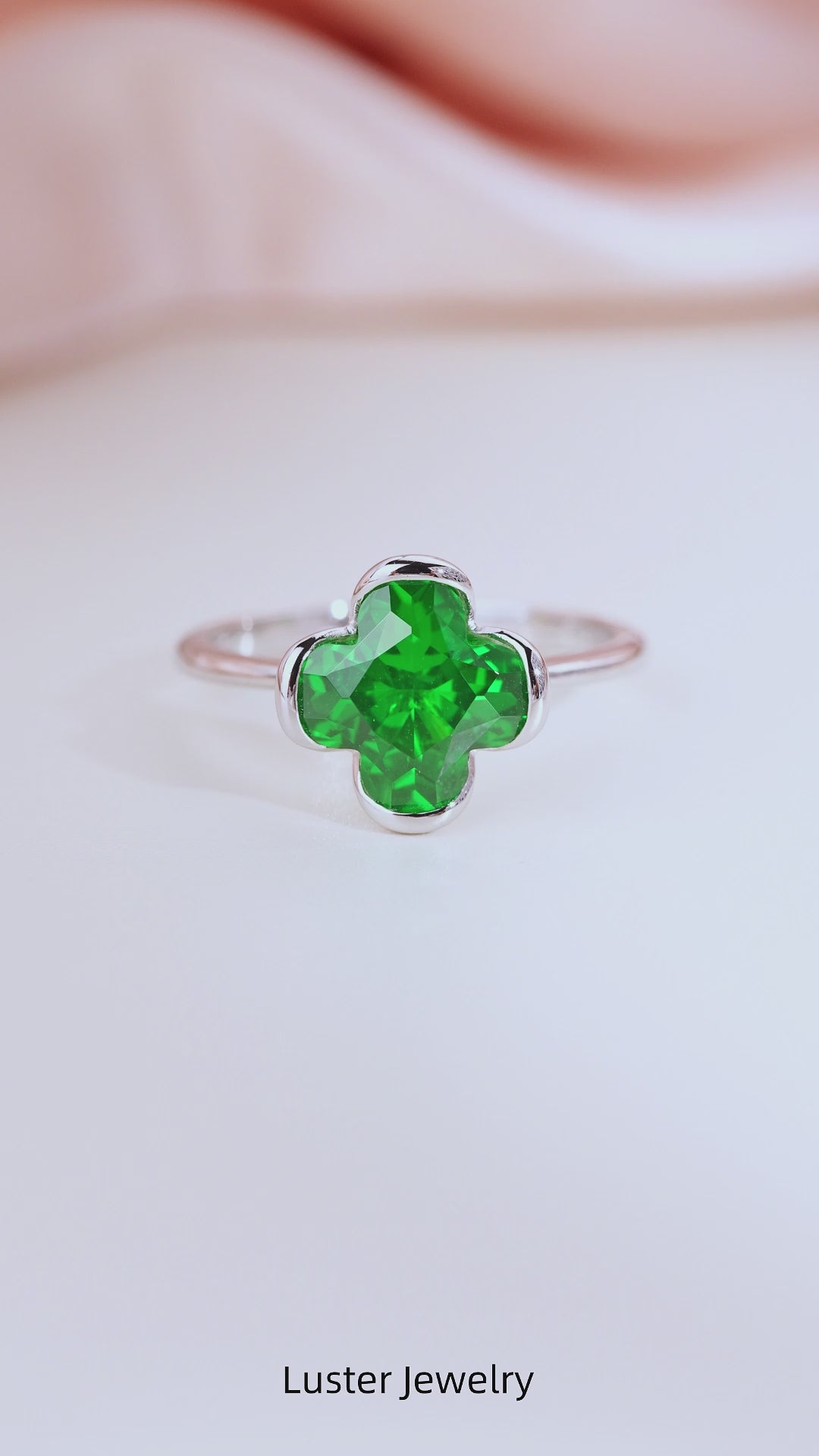 Bague en moissanite verte trèfle à quatre feuilles